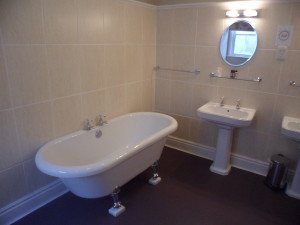 3 great places to stay in Yorkshire with roll top baths